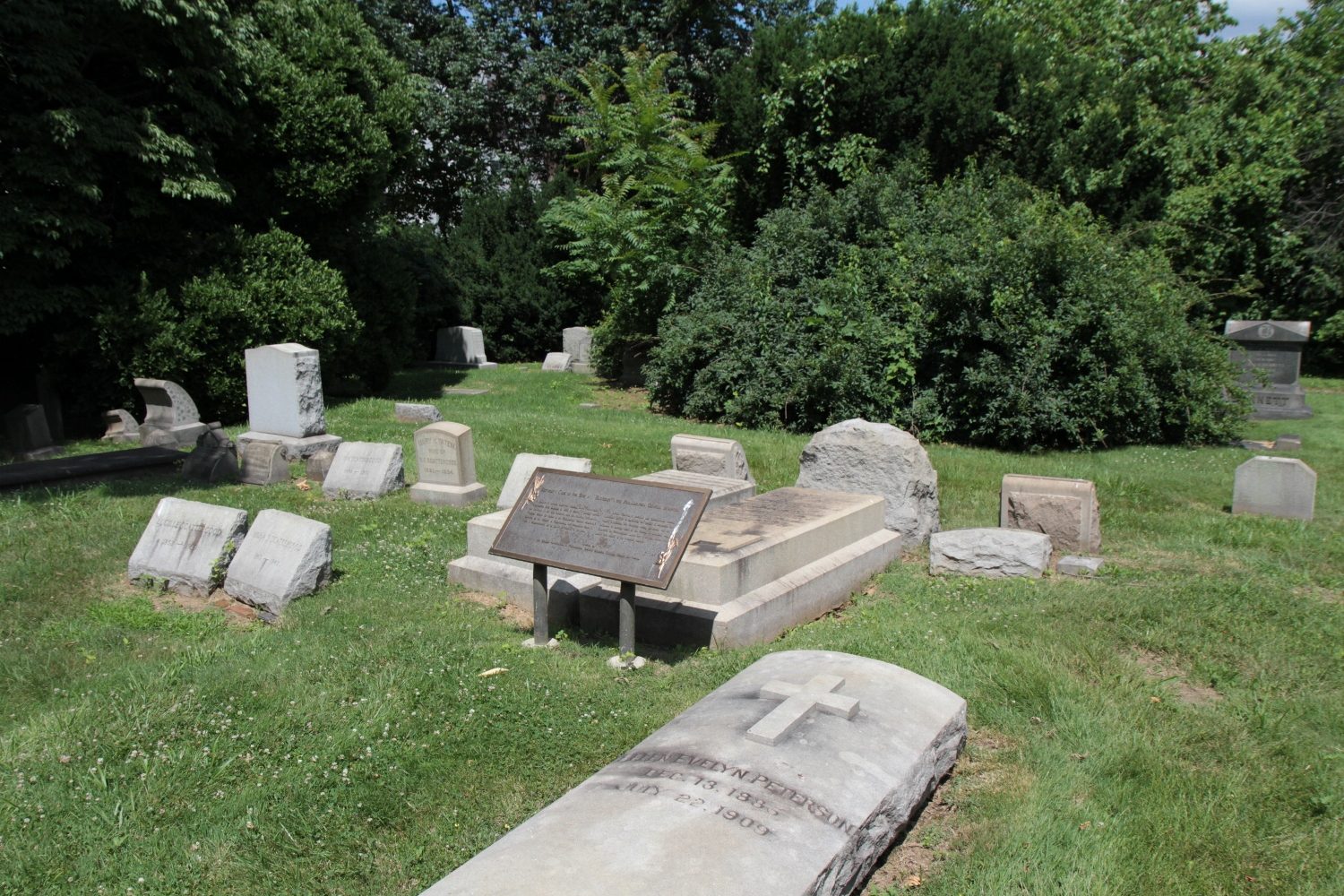 Alice Fisher and Lillian Clayton's tombs, Woodland Cemetery, Philadelphia - 02.jpg